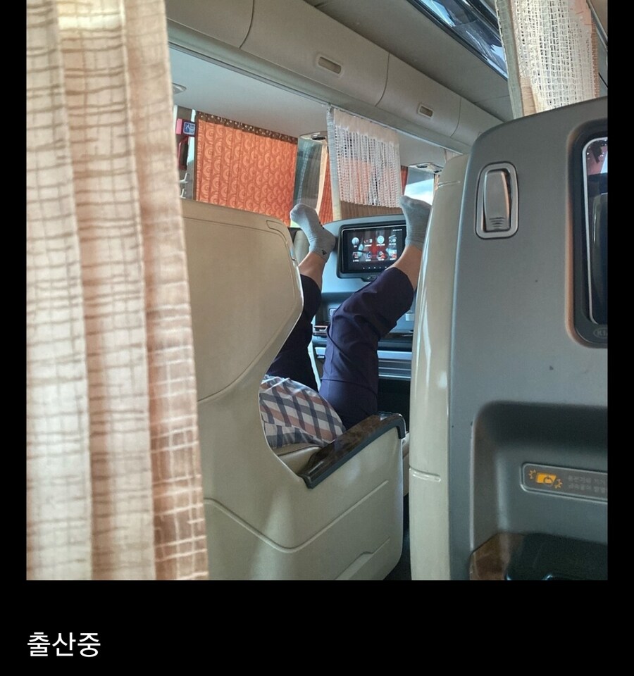 달리는 버스에서 출산하는 중년_1.jpg