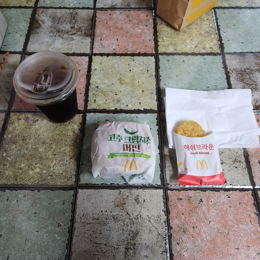 화장실 바닥에서 밥 먹는 사람_4.jpg