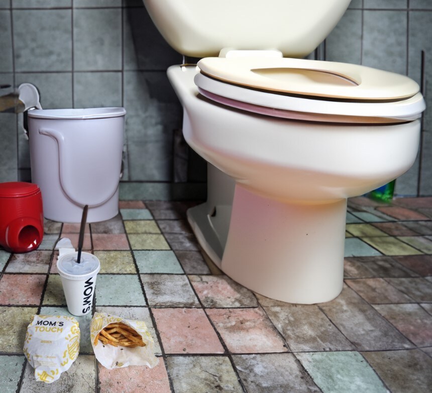 화장실 바닥에서 밥 먹는 사람_5.jpg