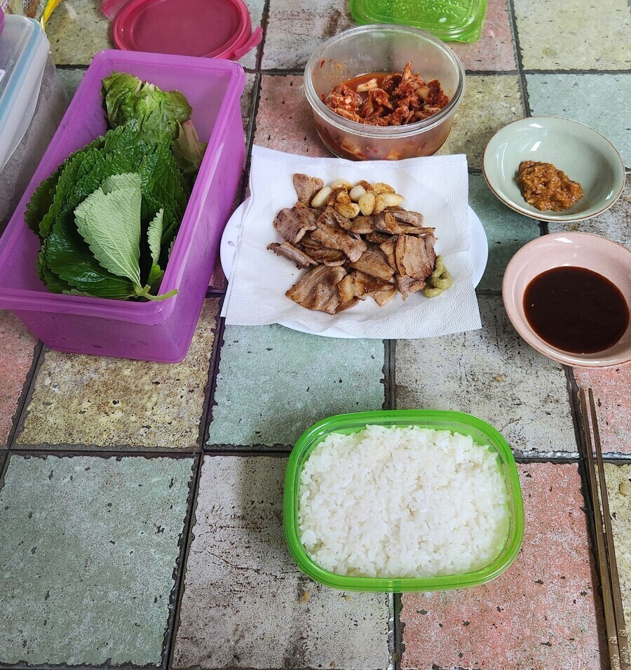 화장실 바닥에서 밥 먹는 사람_3.jpg