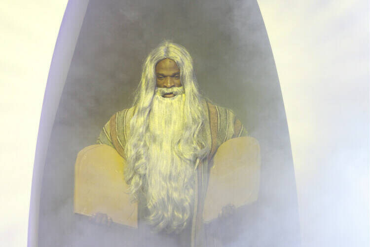 십계를 받고 내려온 모세_1.jpg