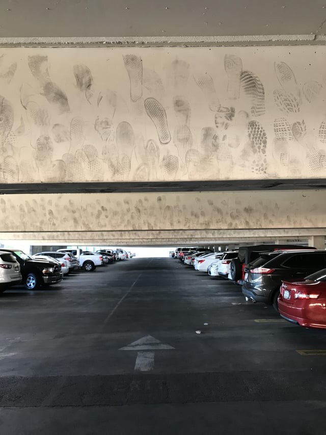 라스베가스 주차장에 있는 발자국_1.jpg