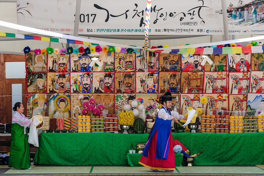 무당을 제일 환영하는 자영업자.jpg_1.jpg