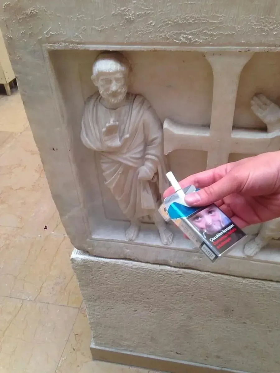 담배 하나 피울래?_1.webp