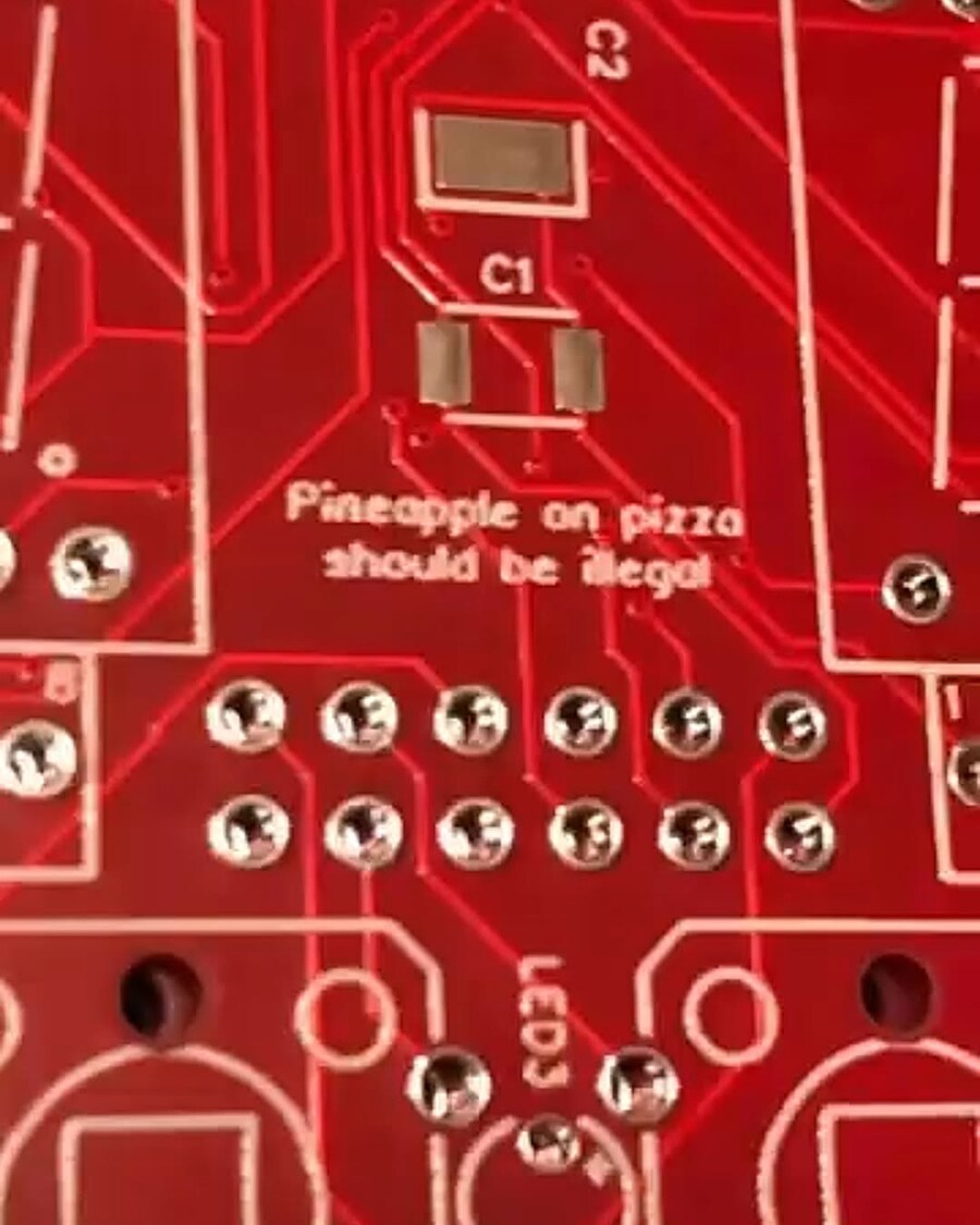회로기판에 숨겨진 메시지들.jpeg_2.jpg