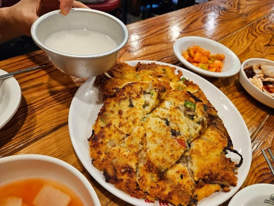 빈대떡에 막걸리 vs 오토코노코야키에 생맥주_1.webp