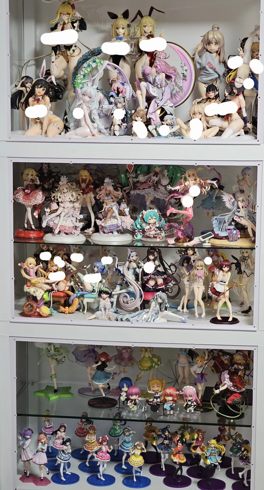 피규어는 아얘 안산 사람과 계속 사는 사람밖에 없다_2.webp