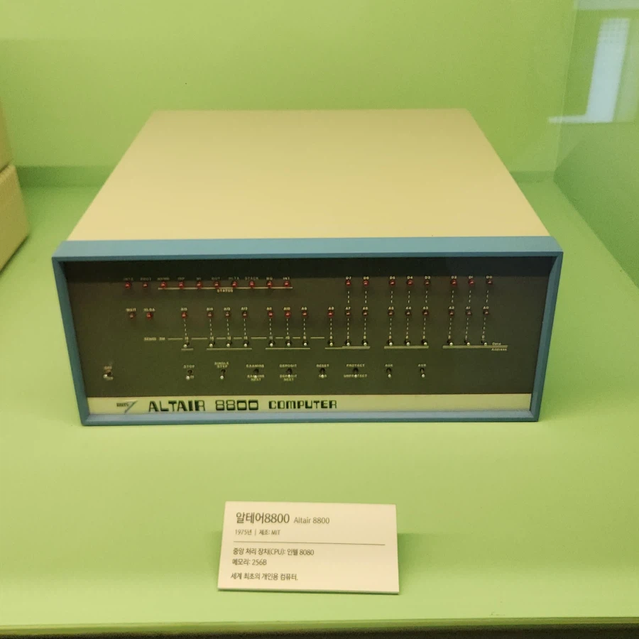 이제는 박물관에 전시된 옛날 컴퓨터들_1.webp