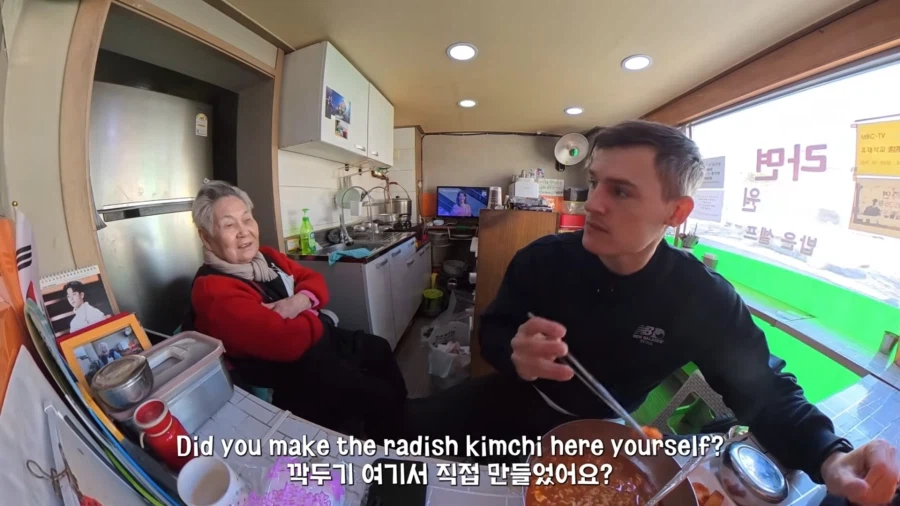 분식집에서 라면먹는 외국인_1.webp