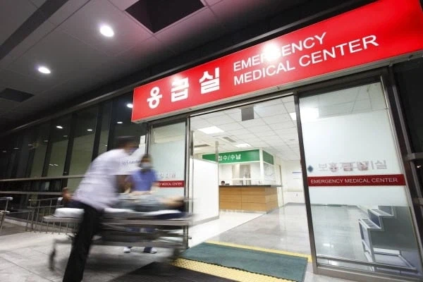 병원에 왔는데 의사도 간호사도 똑바로 상대를 안해준다_1.webp