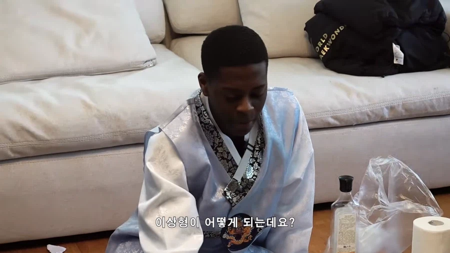 흑인 동생 귀여워 해주다가 급정색하는 형,누나들_10.webp