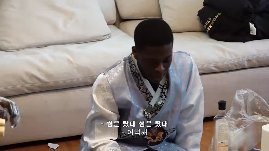 흑인 동생 귀여워 해주다가 급정색하는 형,누나들_9.webp