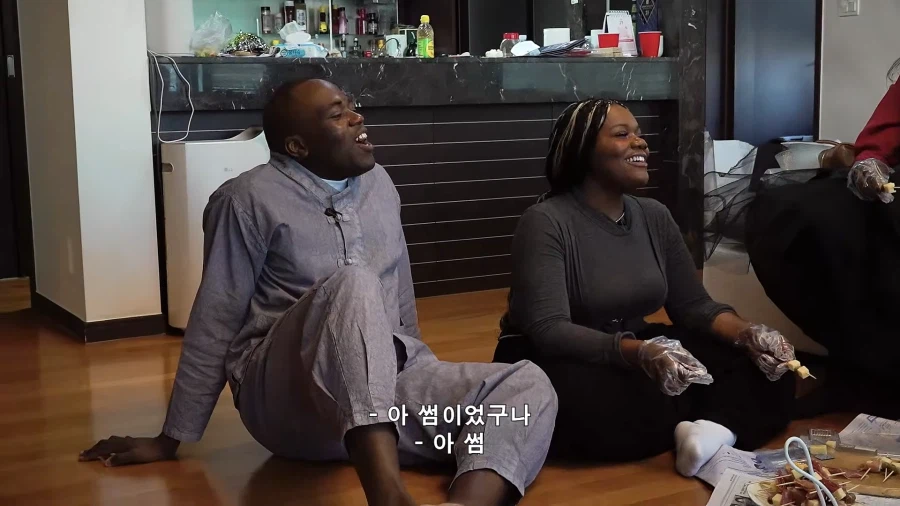 흑인 동생 귀여워 해주다가 급정색하는 형,누나들_7.webp