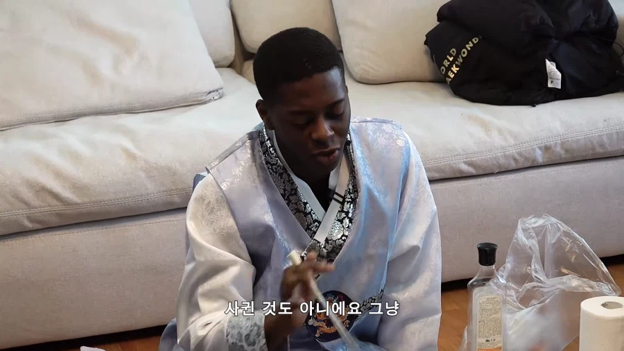 흑인 동생 귀여워 해주다가 급정색하는 형,누나들_6.webp