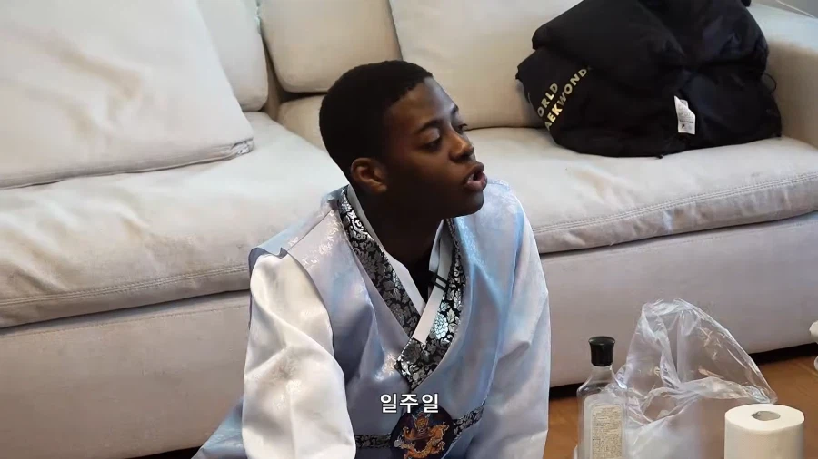 흑인 동생 귀여워 해주다가 급정색하는 형,누나들_5.webp