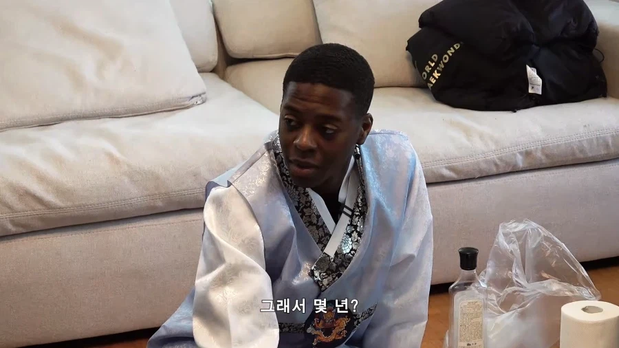 흑인 동생 귀여워 해주다가 급정색하는 형,누나들_4.webp