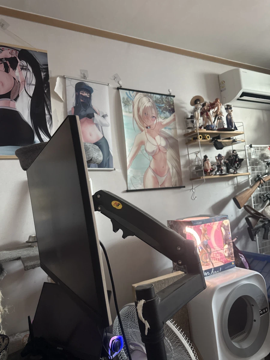 모니터 뒤에 사람이 있다고?_1.webp