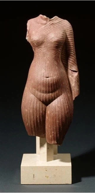 이집트의 여자 몸매 조각상_1.webp