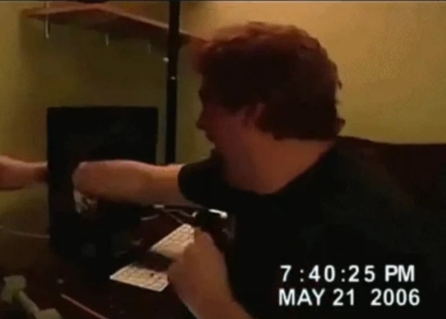 모니터 뒤에 사람이 있습니다_1.webp