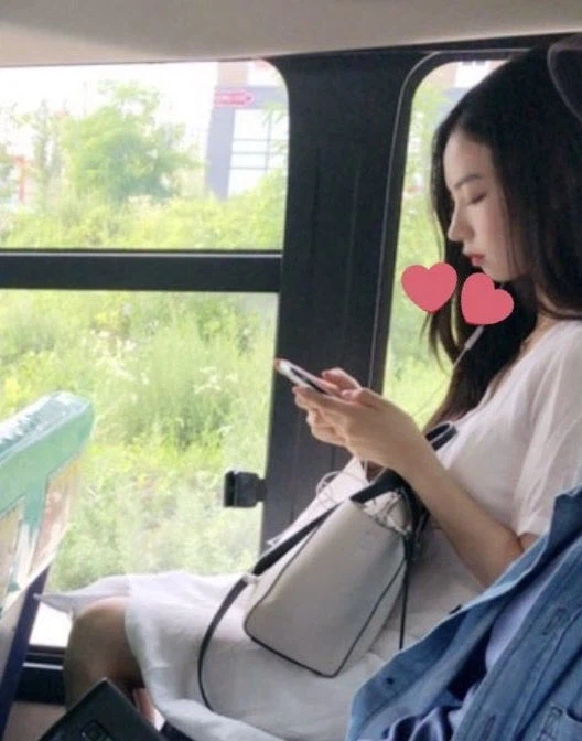 버스에서 우연히 찍힌 카리나 사진.jpg_3.webp