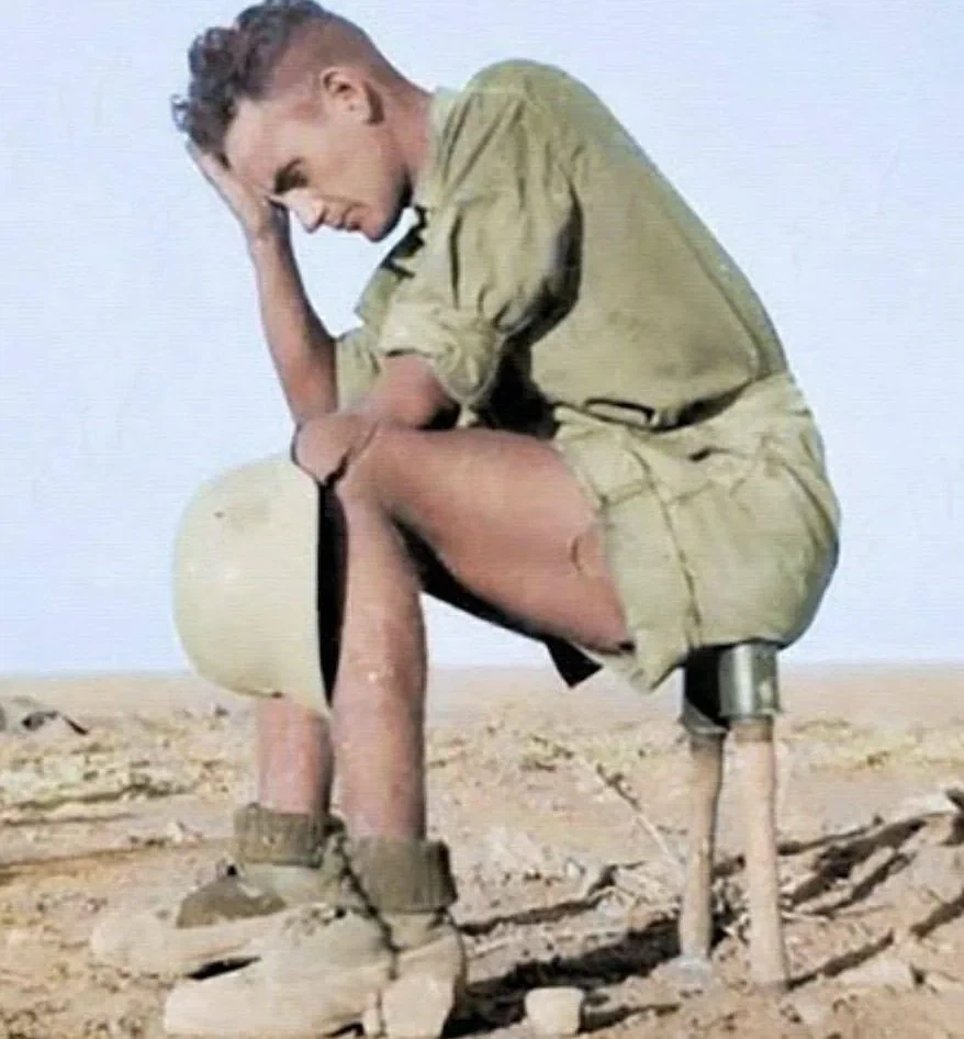 터질듯한 고뇌에 빠진 군인_1.webp