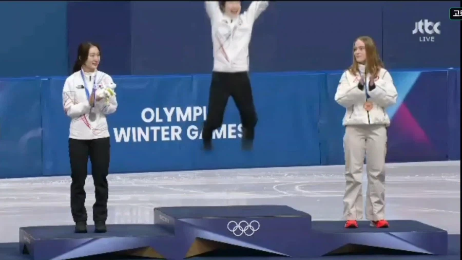 금메달에 신난 선수_1.webp