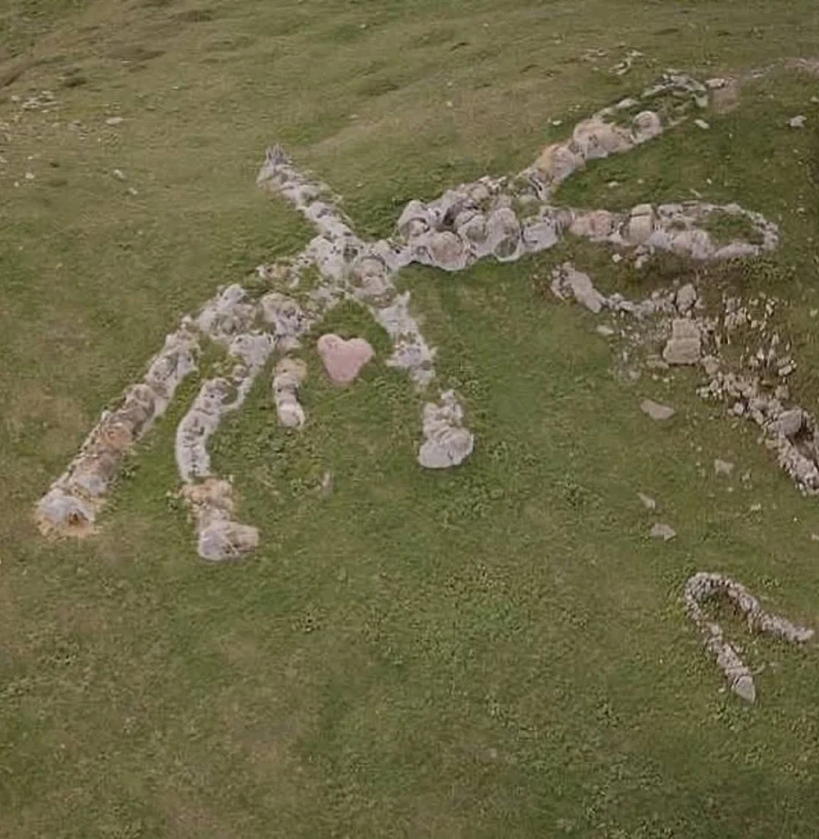 이탈리아 한 언덕에 설치된 거대토끼인형_3.webp