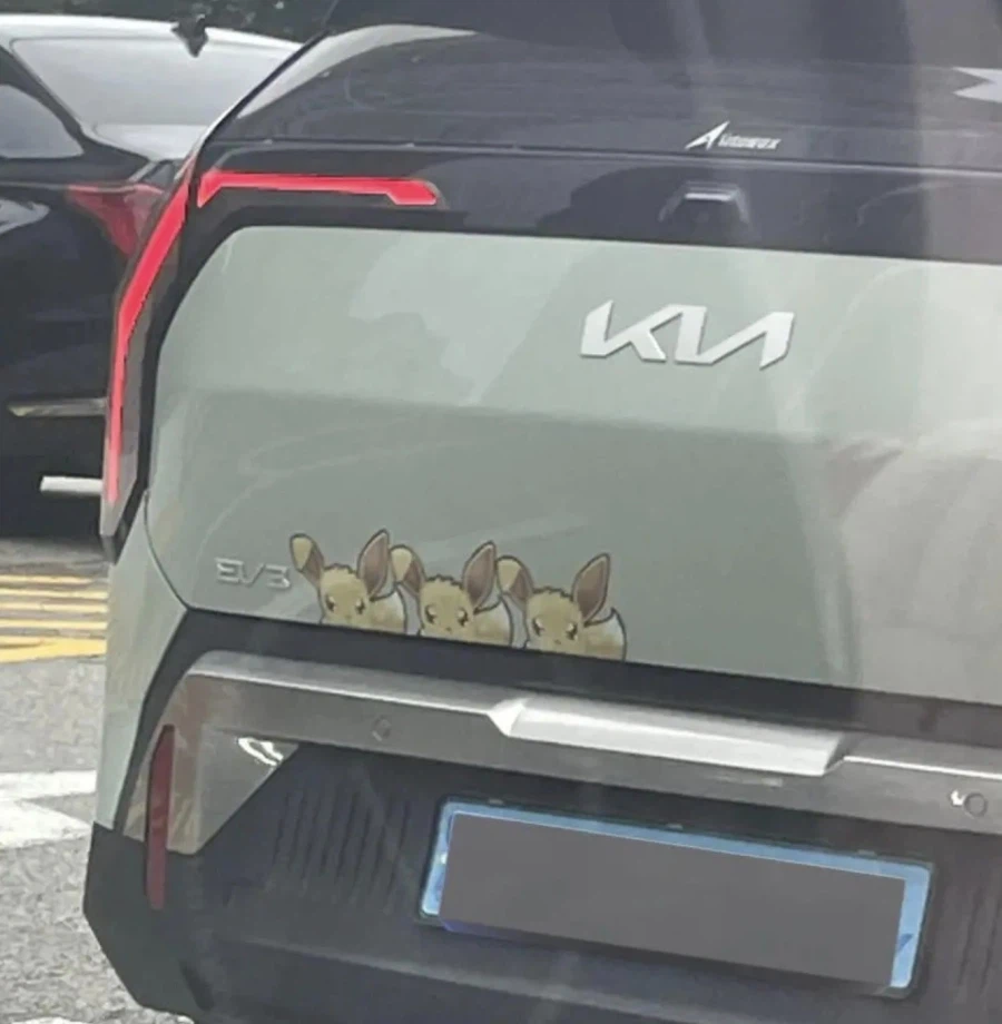 EV3 뒤에는 스티커 이렇게 붙이면 됨?_1.webp