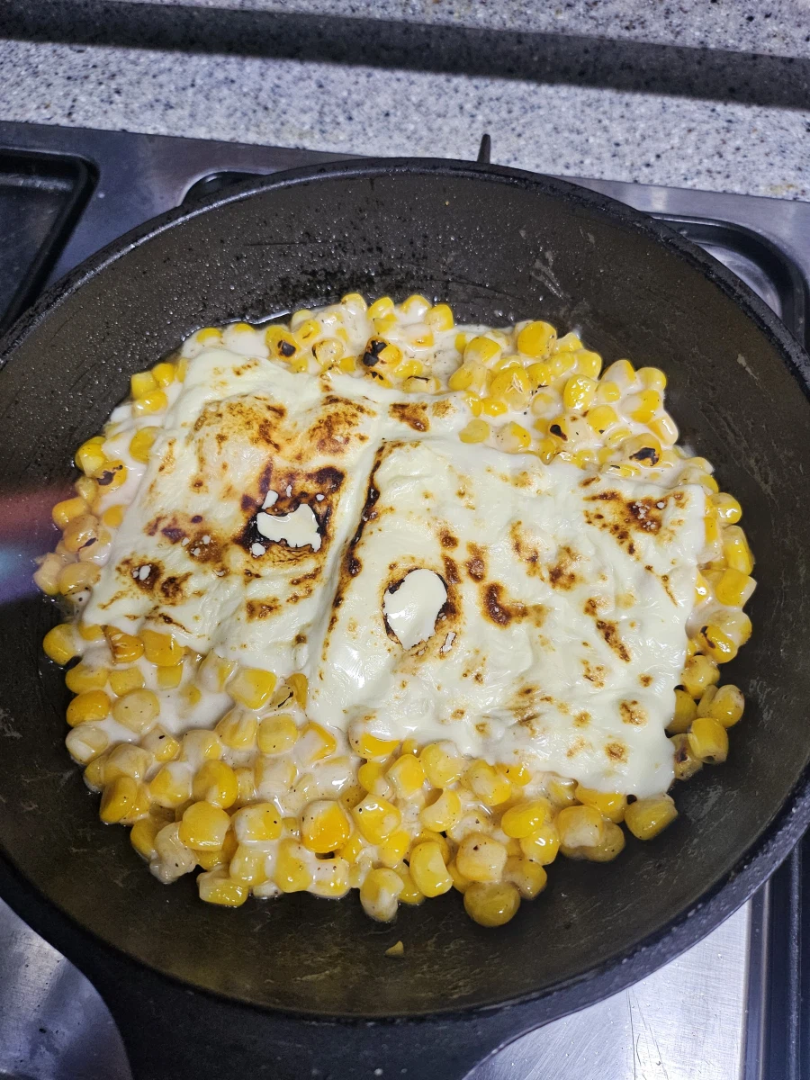 야심한 밤에 콘치즈 만듦_1.webp