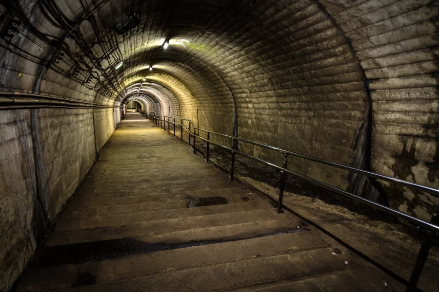 일본의 어느 지하던전 같은 철도역.jpg_1.webp