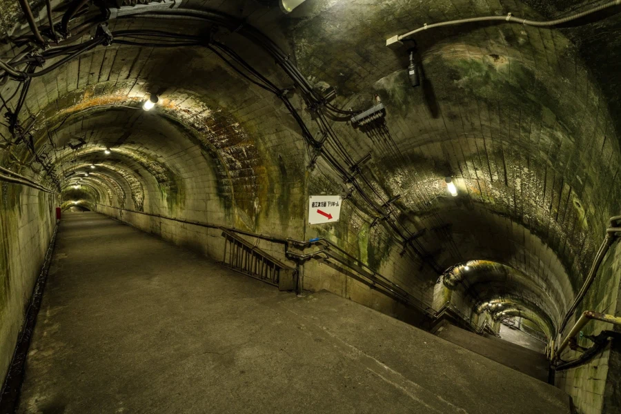 일본의 어느 지하던전 같은 철도역.jpg_2.webp