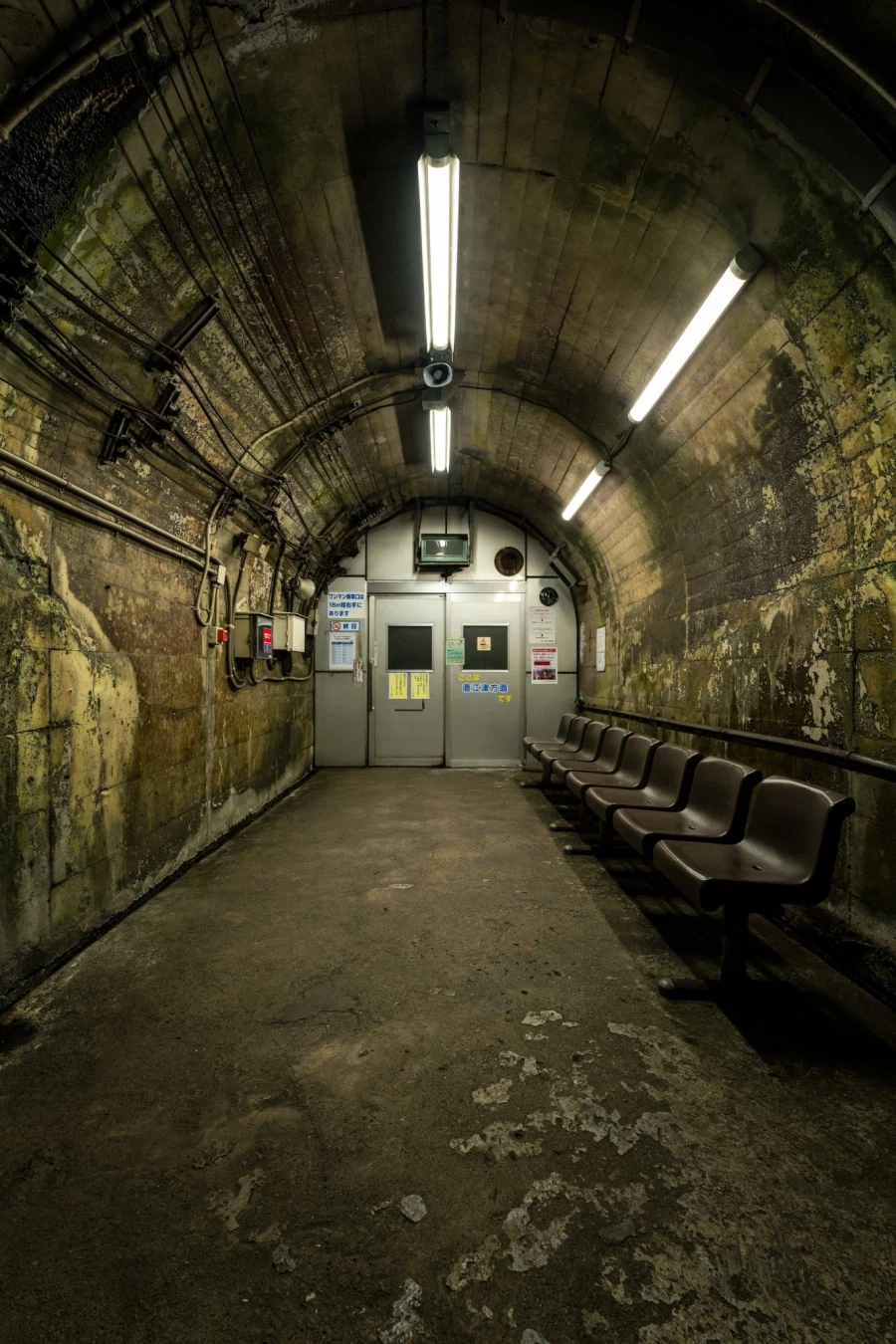 일본의 어느 지하던전 같은 철도역.jpg_3.webp