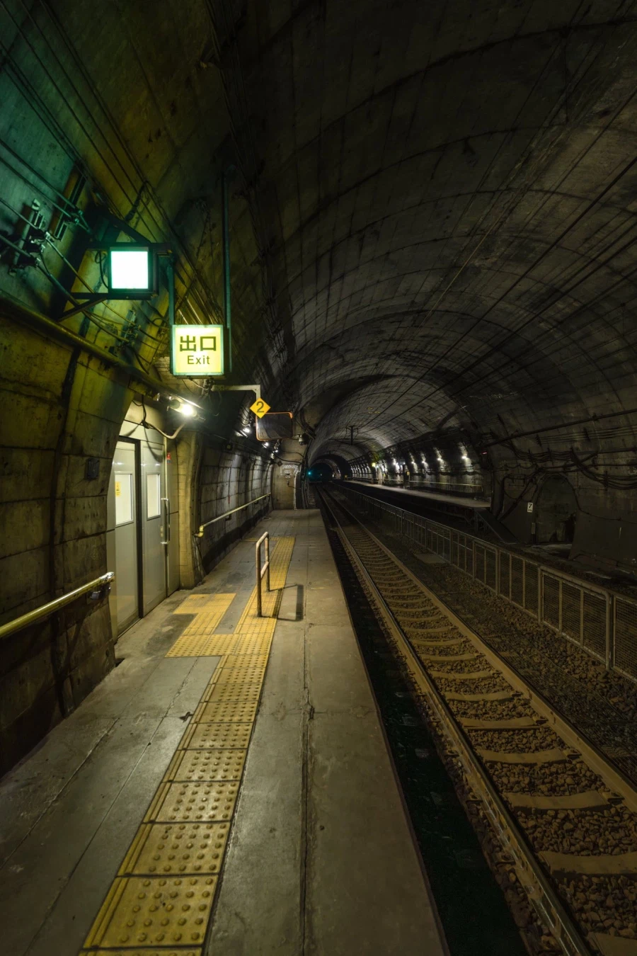 일본의 어느 지하던전 같은 철도역.jpg_4.webp