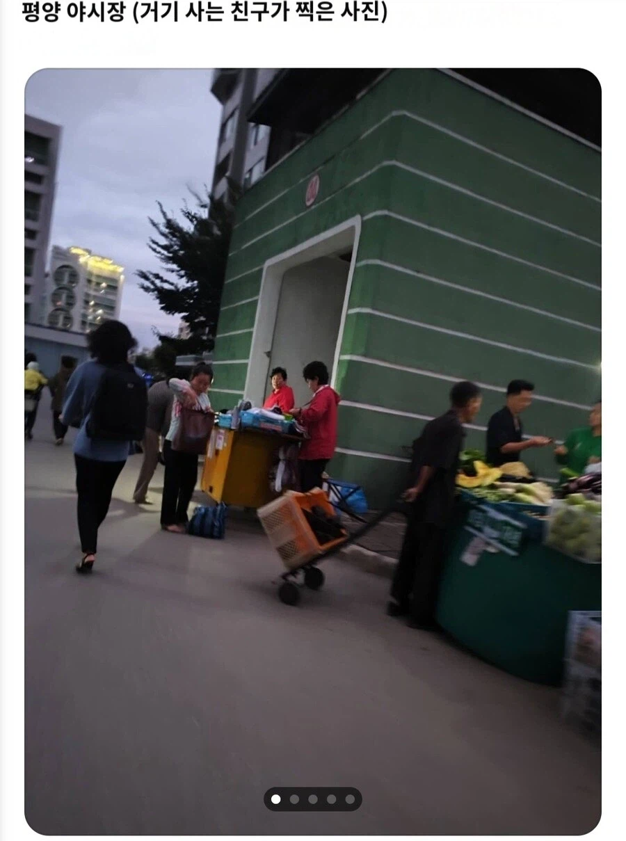 북한에 사는 중국인 유학생이 찍었다는 북한의 야시장과 식당의 사진_1.webp