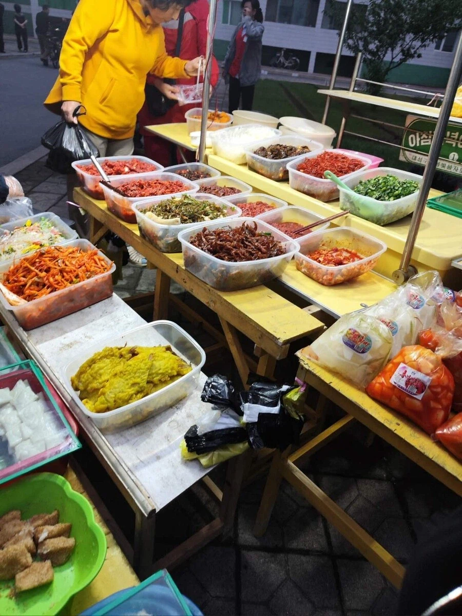 북한에 사는 중국인 유학생이 찍었다는 북한의 야시장과 식당의 사진_3.webp