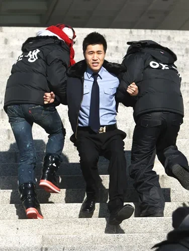 공익 생활 끝났다고 함부로 자랑하면 안되는 이유.jpg_1.webp