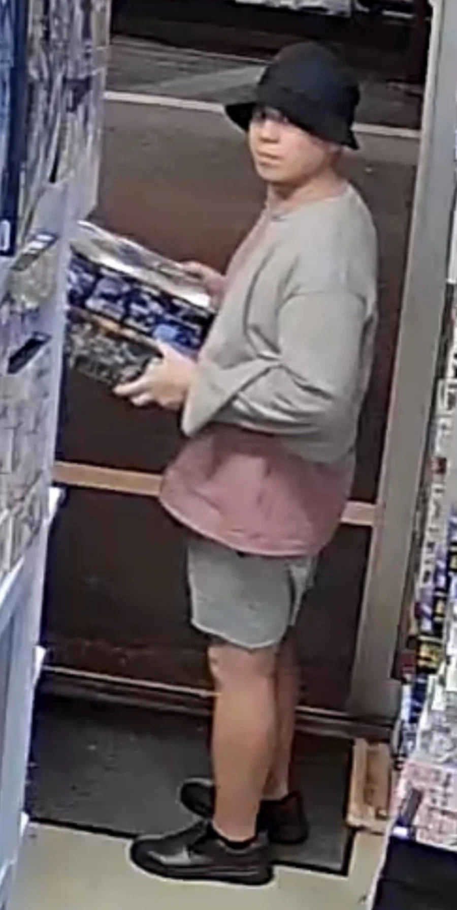 대체 물건 훔쳐가면서 카메라를 왜 똑바로 의식하지_1.webp