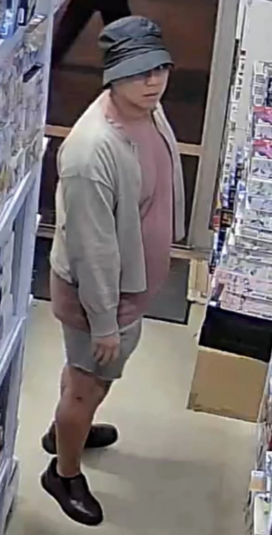 대체 물건 훔쳐가면서 카메라를 왜 똑바로 의식하지_2.webp