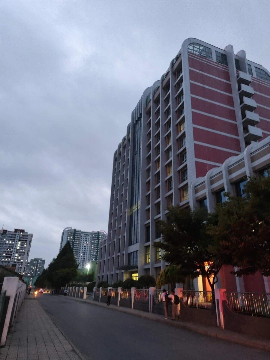 김일성대 유학한 중국인 사진보면 북한도 외부인용 지역은 좀 다르긴 한듯_4.webp