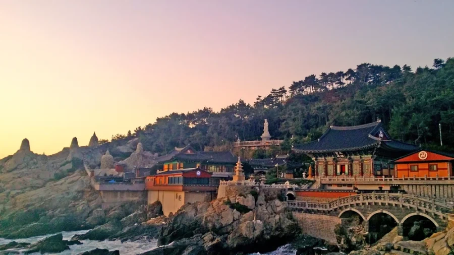 엄청 오래된 사찰은 아니지만 외국인들한테 인기 있는곳_4.webp