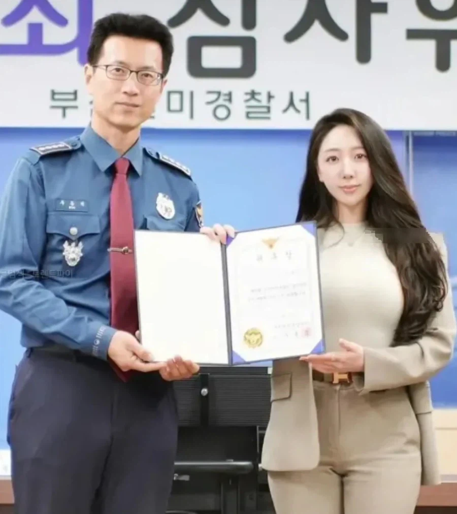 꽃뱀 처치전문 변호사 누나.jpg_2.webp