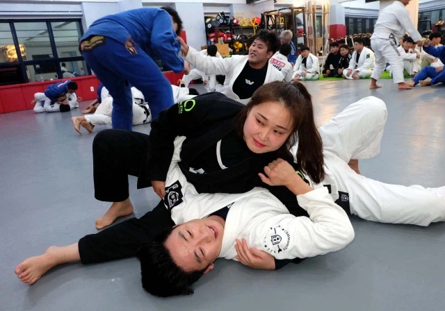실전에서 여자가 남자를 제압할 수 있는 몇 안되는 운동_1.webp