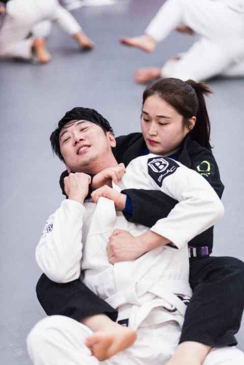 실전에서 여자가 남자를 제압할 수 있는 몇 안되는 운동_2.webp