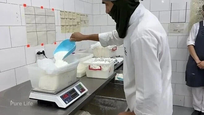 재료가 하얀가루인 중동 공장_1.webp