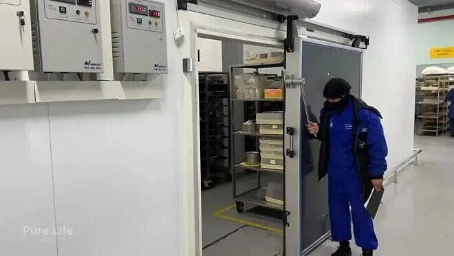 재료가 하얀가루인 중동 공장_3.webp