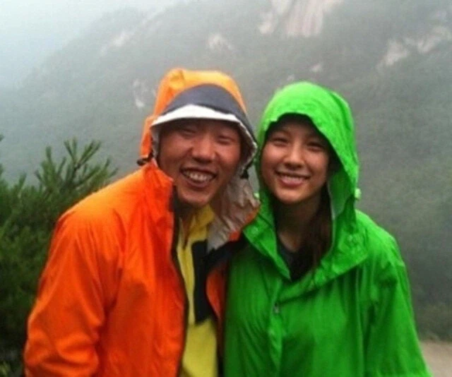 이효리랑 둘이 등산가서 같이 사진도 찍었는데 스캔들 안생겼던 사람.JPG_1.webp