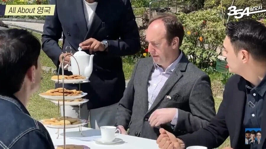 분위기가 갑자기 묘해진 영국 대사관 티타임_4.webp