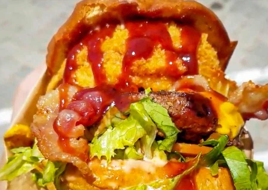 먹을 엄두가 나지 않는 햄버거_6.webp