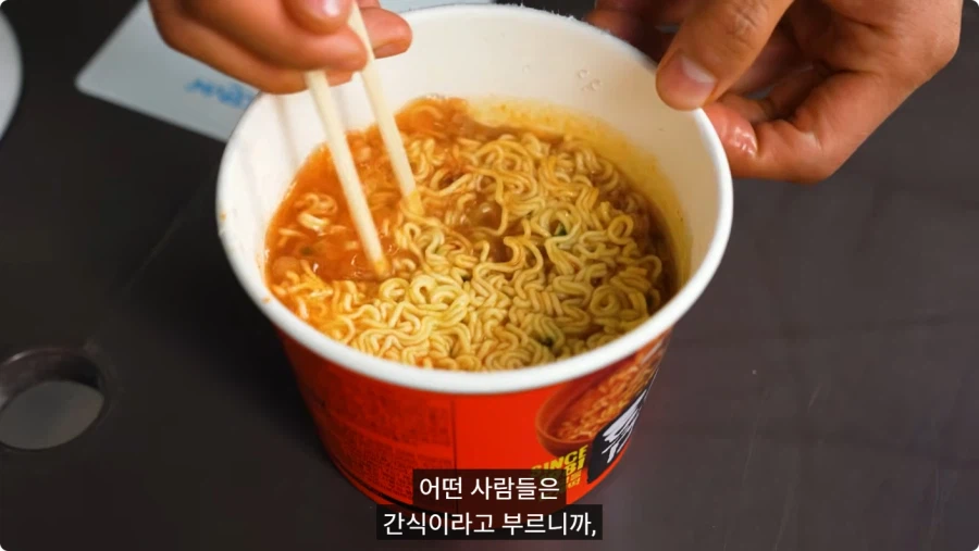 한국 매운 음식 먹어보는 외국인.jpg_53.webp