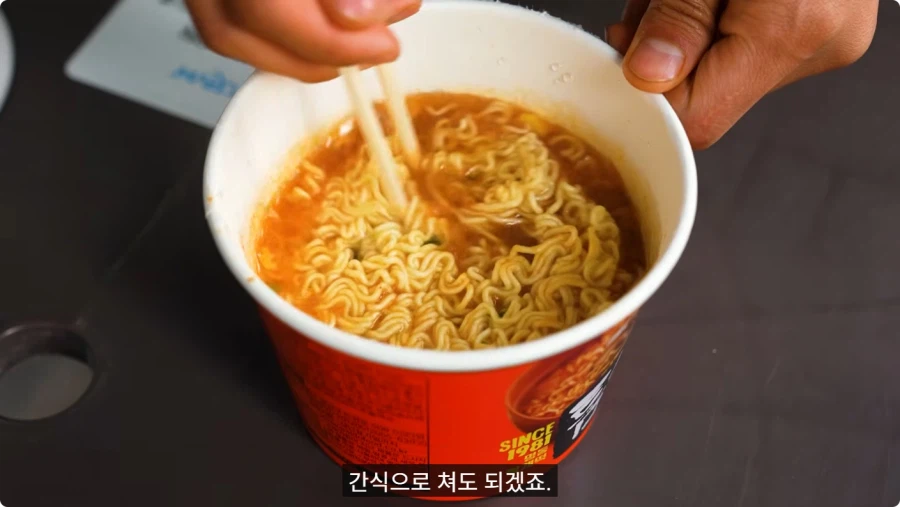 한국 매운 음식 먹어보는 외국인.jpg_54.webp